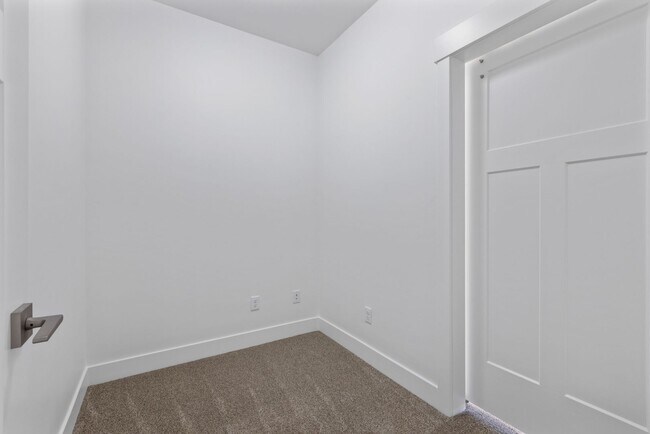 Building Photo - MODERN 3 BED 2.5 BATH TOWNHOME IN SAINT ANTHONY