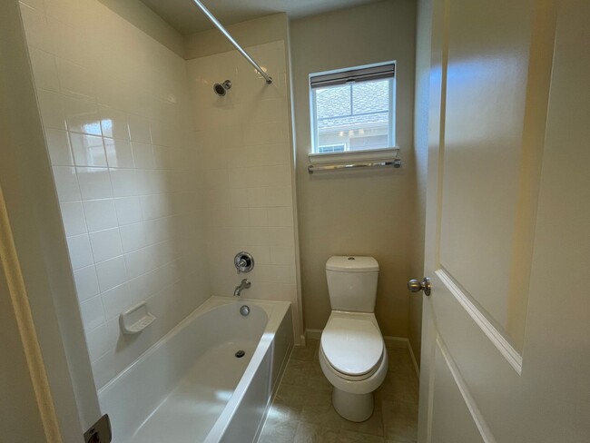 Building Photo - Luxurious 3 Bedroom 2.5 Bathroom House in ...