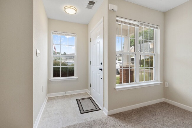 Building Photo - Freshly Updated 3 bed 2 bath Townhome in P...