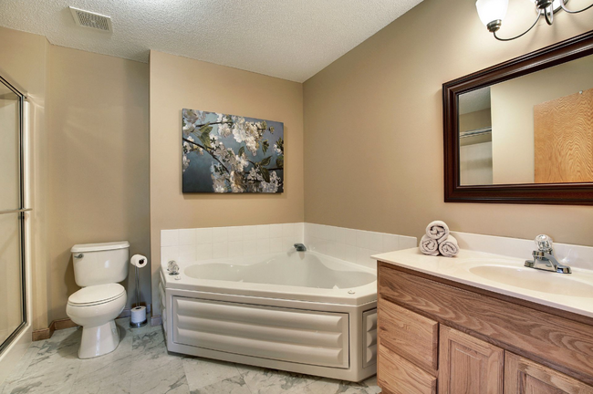 Upstairs full bath. - 9259 Troon Court