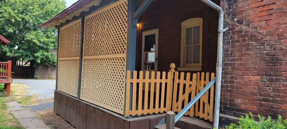 #2 private entrance - 322 Campbell St