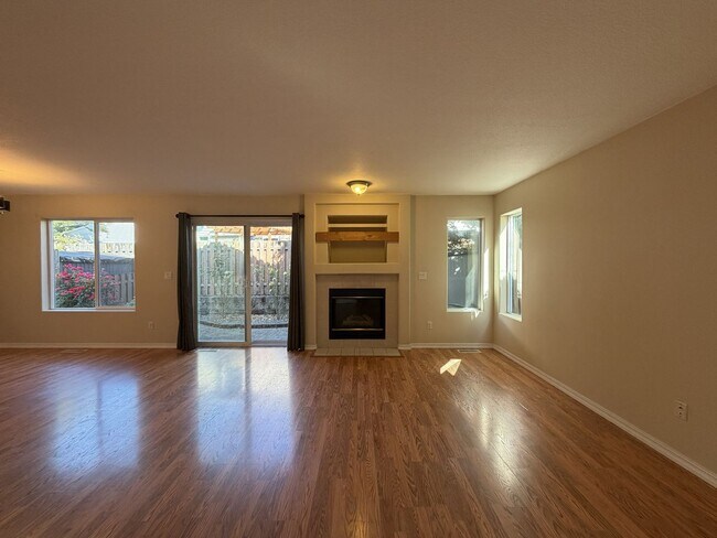 Building Photo - 5042 NE Schoeler Cir