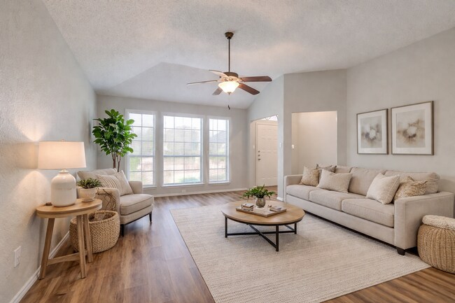 Building Photo - Charming 3 Bed Home for Rent in Dallas | Vaulted Ceilings | 2-Car Garage