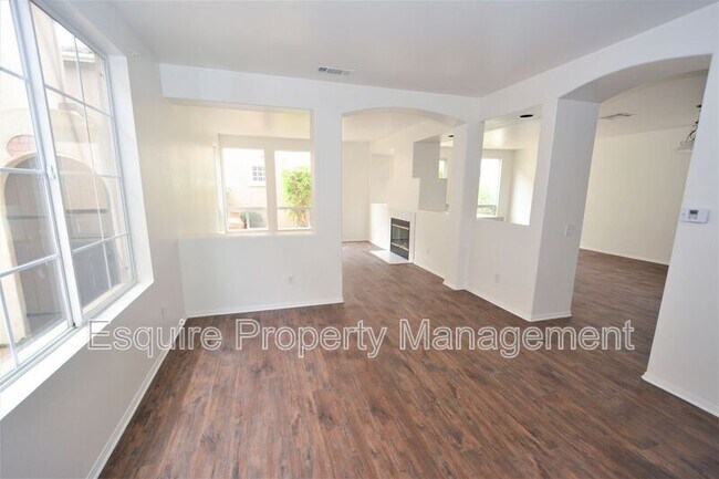 Building Photo - 2861 Golf Villa Way