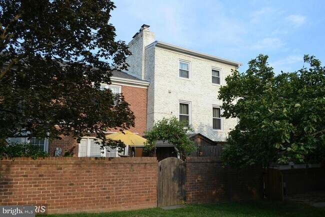Building Photo - 18 S Pershing Dr