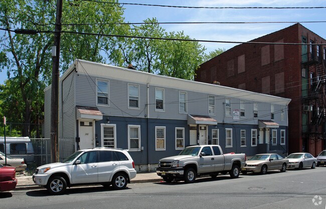 Building Photo - 395-401 Summer St
