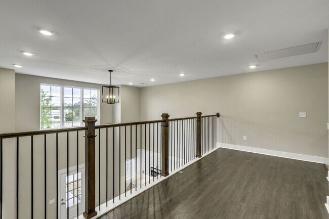 Building Photo - Modern 2-Bed, 2.5-Bath Townhouse Gem with ...