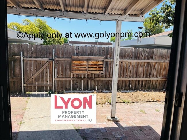 Building Photo - Darling, Spacious 3 bedroom Condo in beaut...