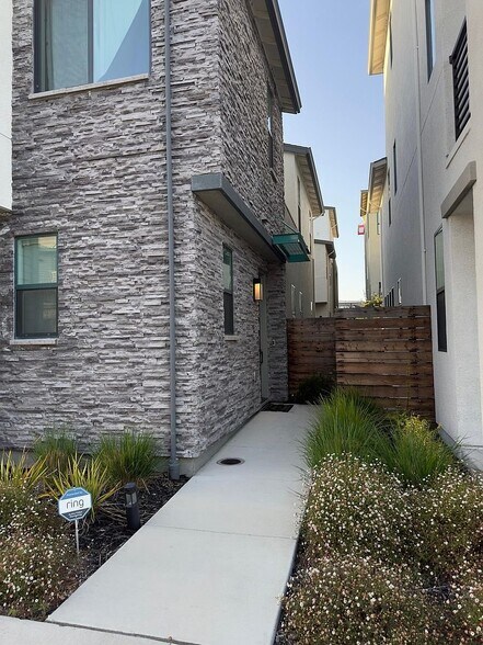 Building Photo - 5661 Beale Ave