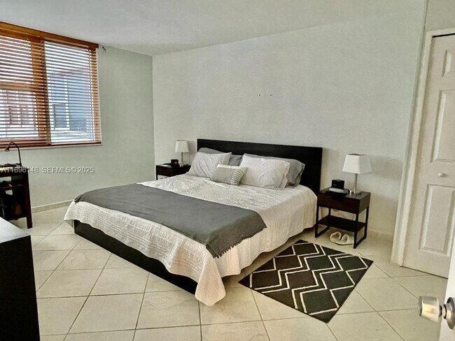 Building Photo - 2030 S Ocean Dr