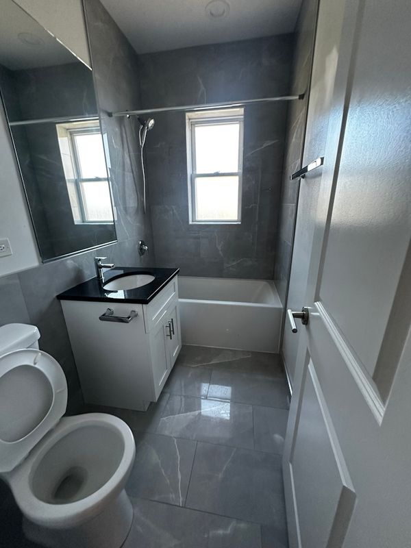 Building Photo - 1145 W Lunt Ave