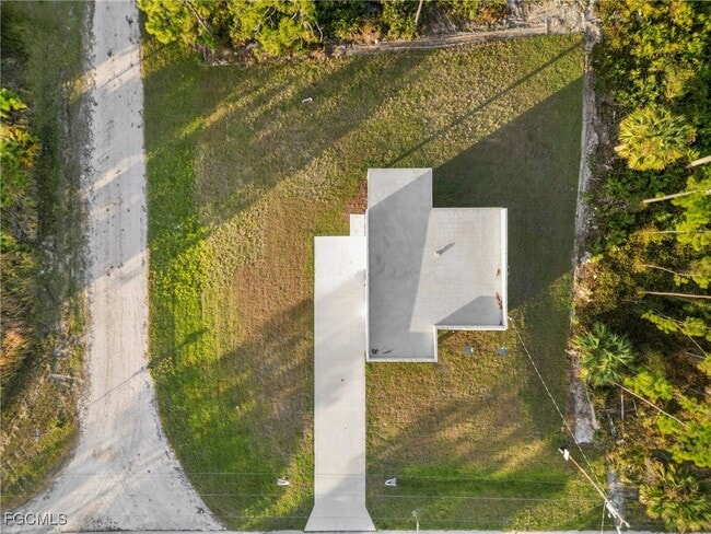 Building Photo - 935 Panda Dr