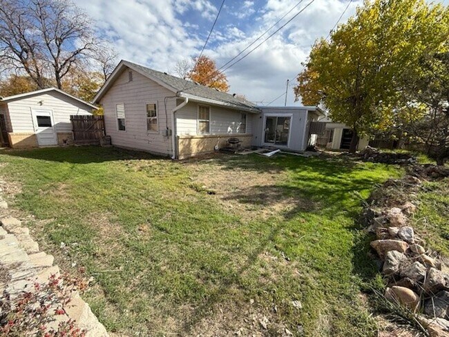 Building Photo - Adorable 3 bed/1.5 bath house with yard