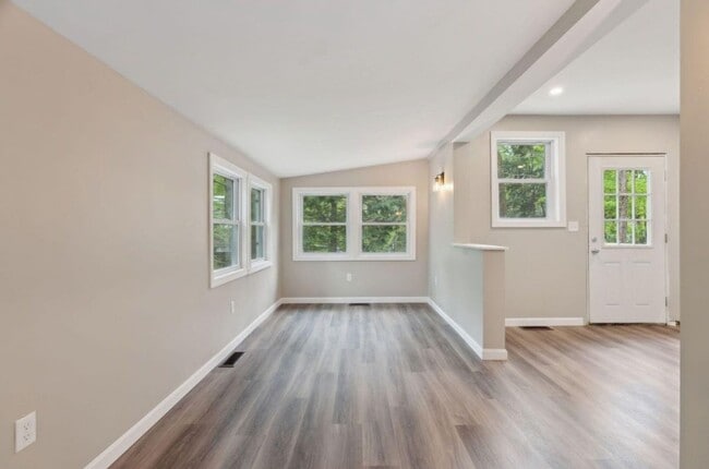 Building Photo - Renovated two-bedroom, one-bath apartment ...