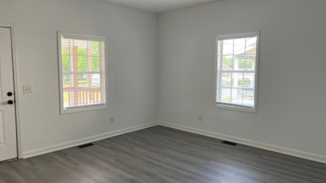 Building Photo - 1012 Elm St