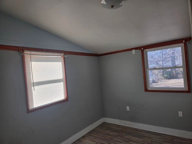 Building Photo - 645 Linden Ln