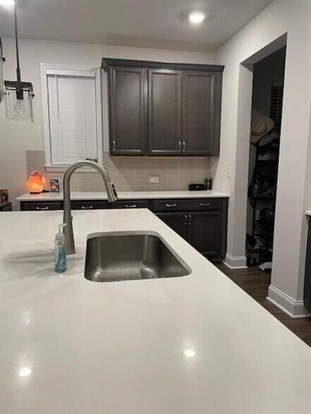 Building Photo - 112 Blue Iris Ct