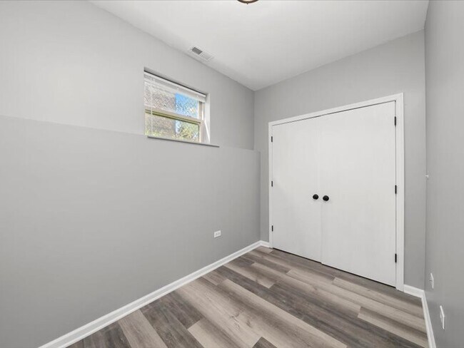 Building Photo - 6139 S King Dr