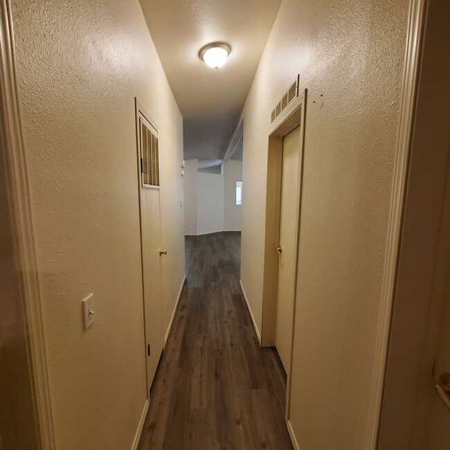 Building Photo - Pet Friendly 3bed : 2bath home w/ Garage &...