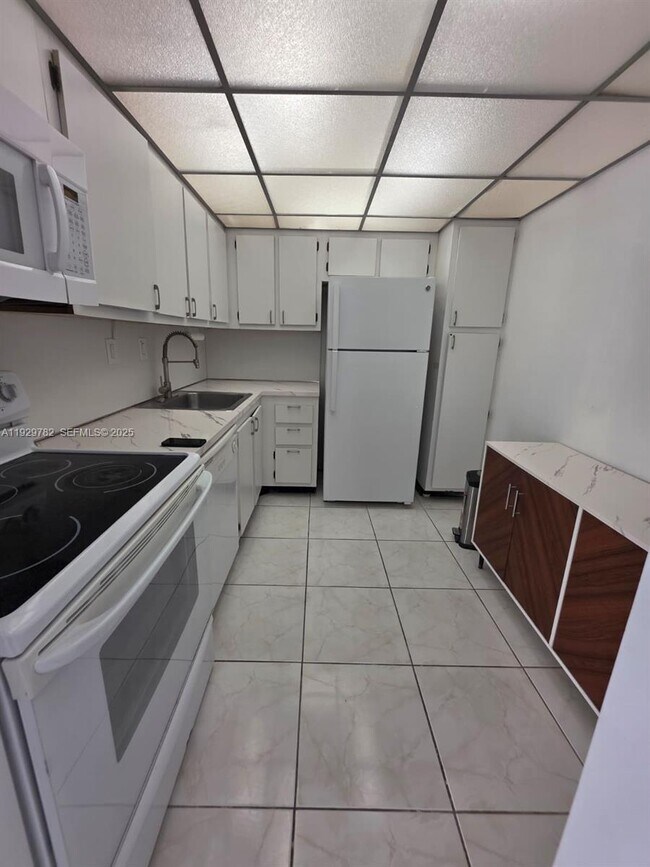 Building Photo - 3701 N Country Club Dr