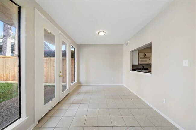 Building Photo - 3230 Poe Dr