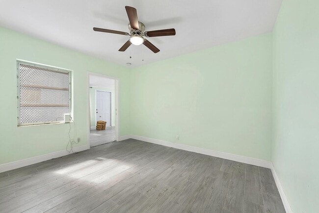 Building Photo - 135 E 28th St