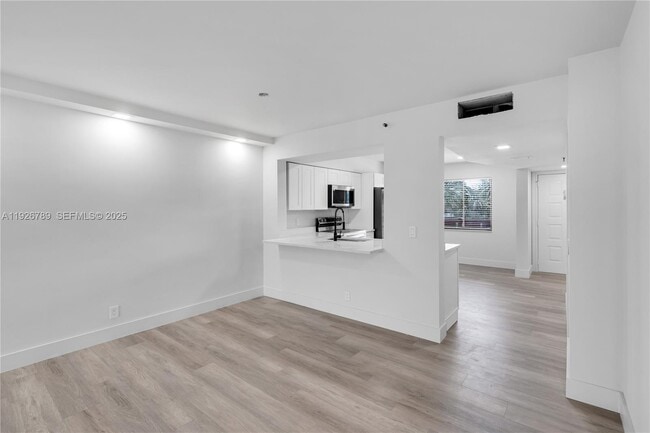 Building Photo - 14475 Strathmore Ln