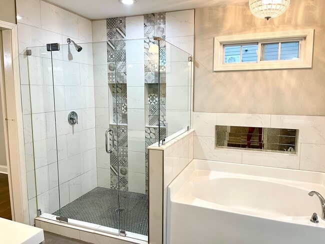 Building Photo - Welcome to this stunning 3-bedroom, 2-bath...