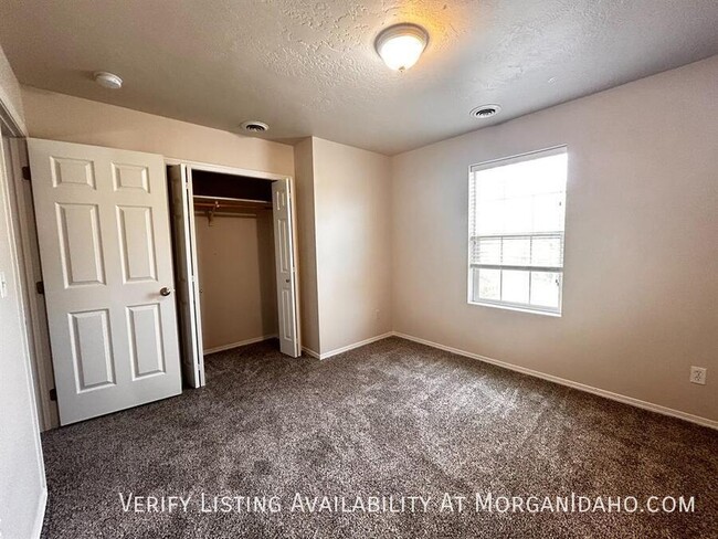 Building Photo - Spacious rooms, alley access garage, priva...