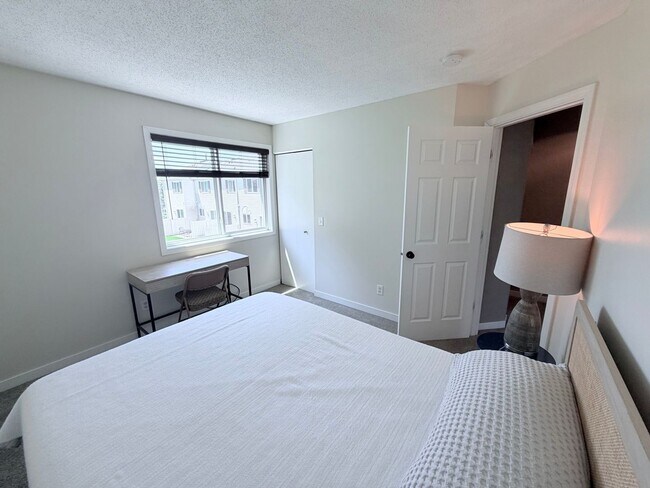 Building Photo - Modern 2-Bedroom Townhome in Apple Valley with Private Patio!!