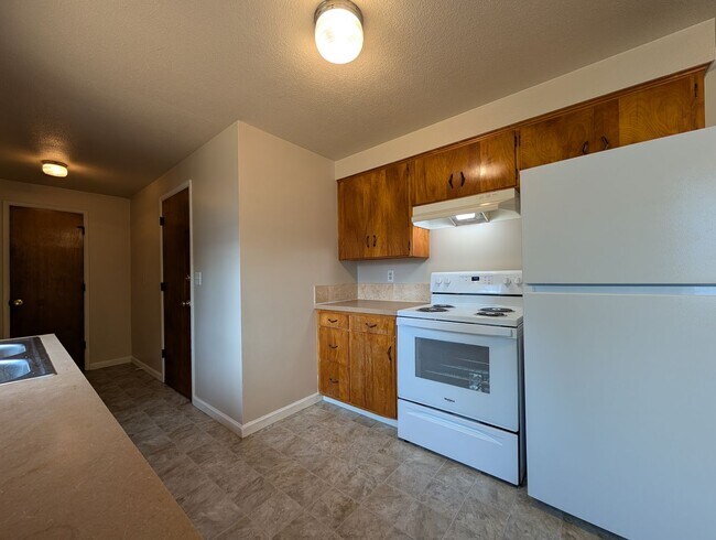 Building Photo - Nice 2 bed/1 bath duplex off River Road