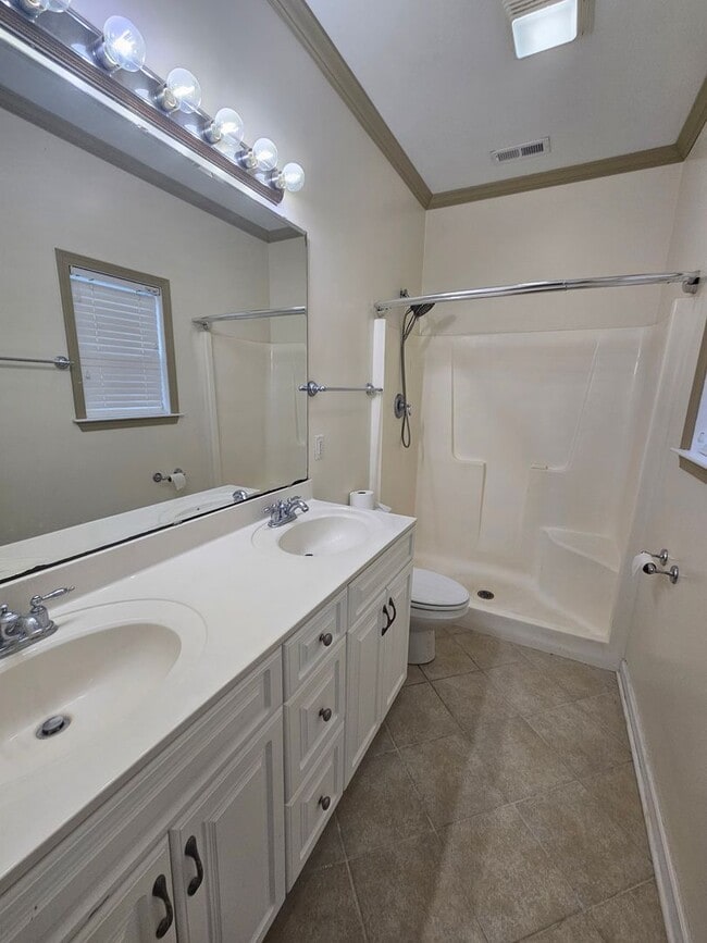 Building Photo - Spacious 4 Bedroom Home in Hampstead