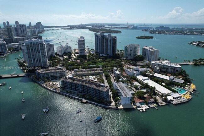 Building Photo - 10 Venetian Way