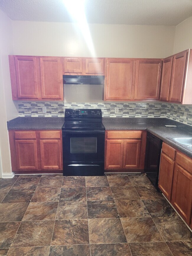 Building Photo - Four Bedroom Town Home Total Electric