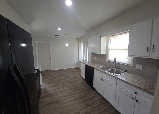 Building Photo - 5727 Lexington Dr