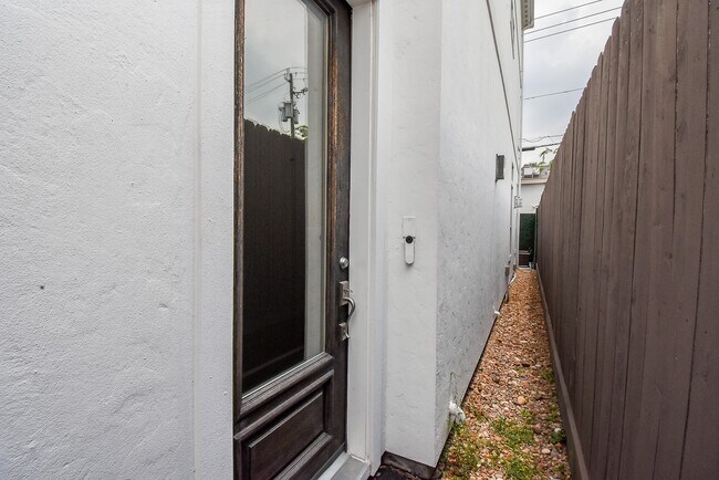 Building Photo - 1211 Rosine St