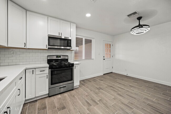 Building Photo - 10947 W Mohave St