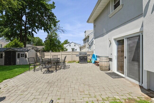 Building Photo - Bergenfield NJ Split Level Spacious Single Family home