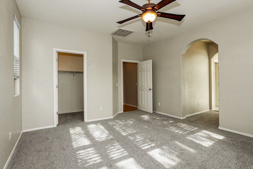 Building Photo - 1303 E Julian Dr