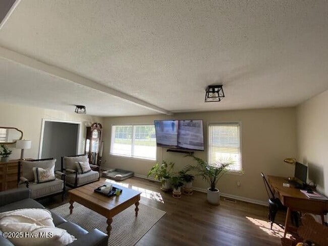 Building Photo - Christmas Move-In Special!! $500 off first month's rent - UTILITIES, LAWN CARE, WIFI, GARBAGE INC...