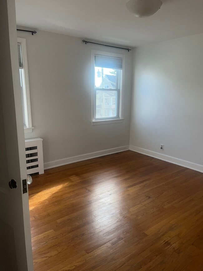 Building Photo - 136 King St