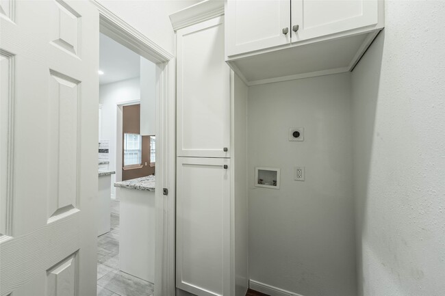 Building Photo - 212 Clifton St