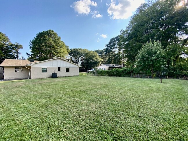 Building Photo - Immaculate 3 Bedroom 1.5 Bath