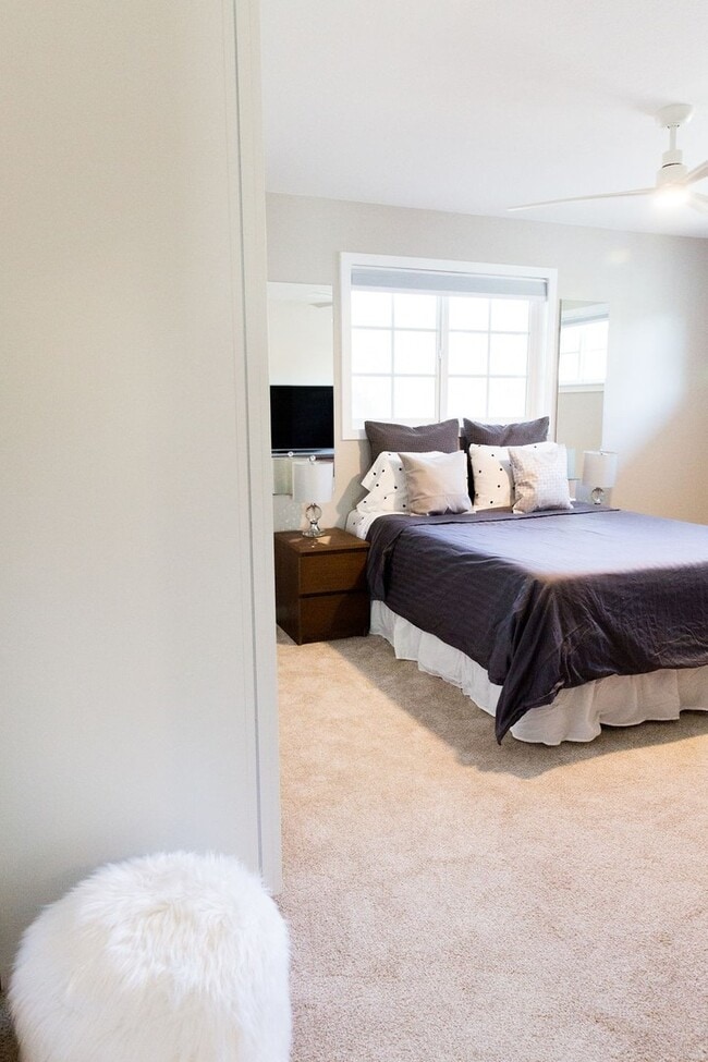 Building Photo - Gorgeous Fully Furnished 3 Bd 2 Bath Vacat...