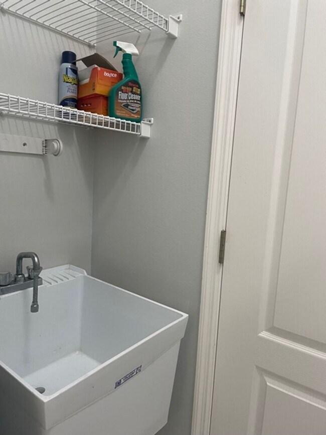 Building Photo - ANNUAL/FURNISHED HOME WITH LARGE LANAI - SOUTH SARASOTA