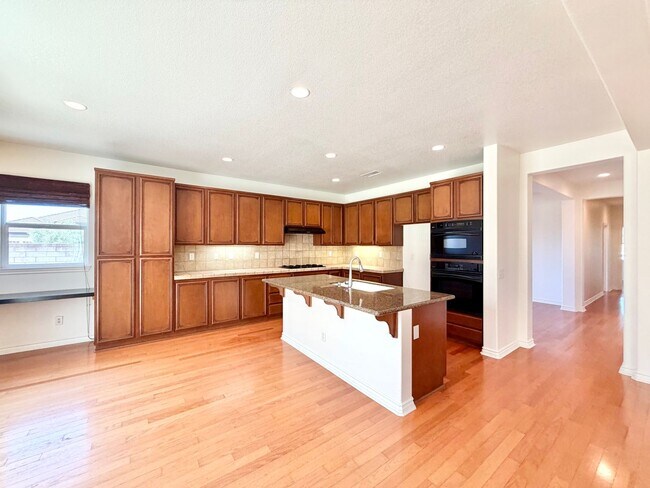Building Photo - Blackmore Ranch Cul-de-Sac Home w/ Loft, 3-Car Tandem Garage & RV Parking
