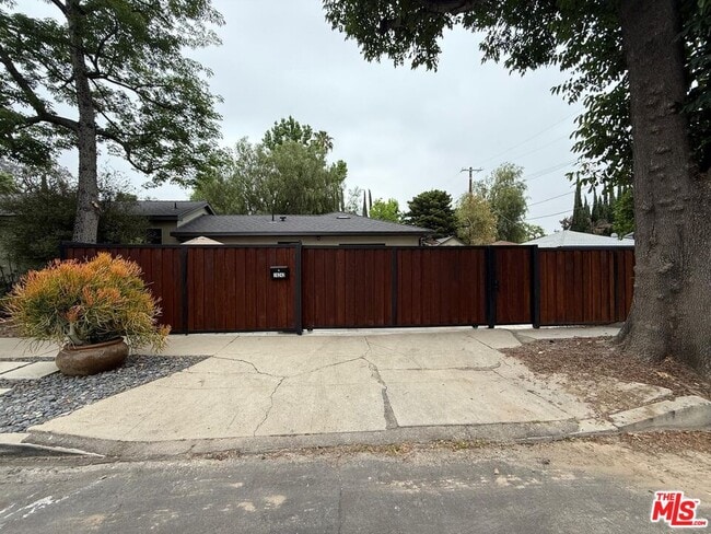 Building Photo - 18242 Rayen St