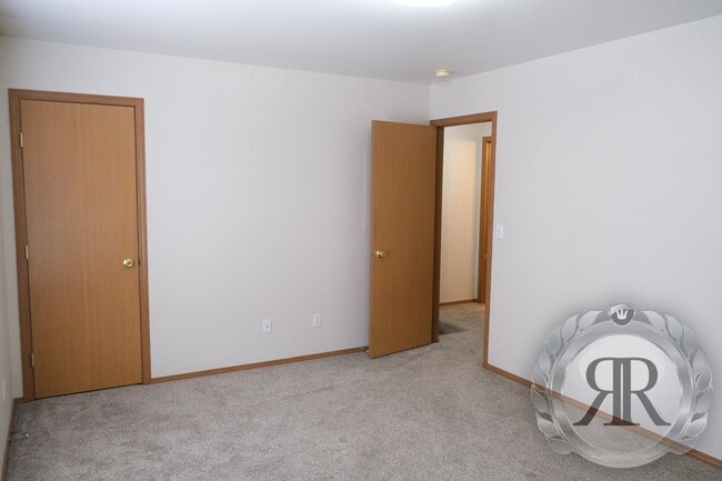 Building Photo - 2 Bedroom, 1.5 Bath Townhouse Style Apartment