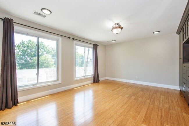 Building Photo - 19 Southwynde Dr