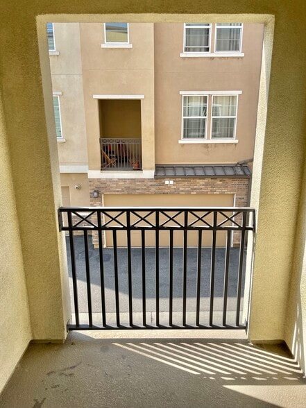 balcony - 6 Jenkins Dr